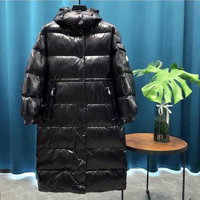 Moncler 蒙口maire 长款女士哑光黑羽绒服 女款 御寒极品！羽皇冬季加长连帽羽绒服 羽绒服纵使万千款式 作为羽绒界巅峰位置的王者 羽皇世家 每年都会列