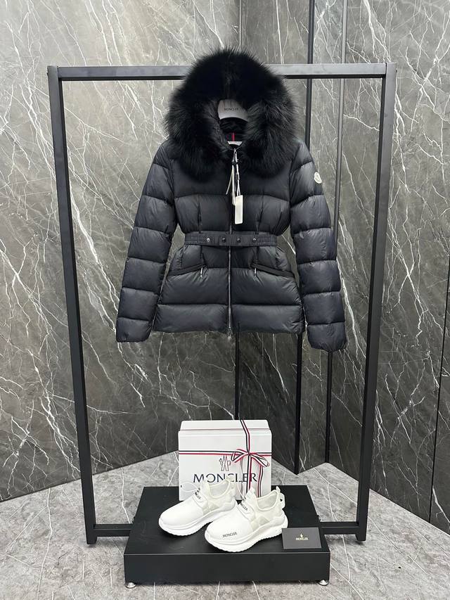 顶级外贸 Moncler 2024全新配色 Boed女士短款 Boed女士羽绒采用longue Saison面料制成，点缀皮毛饰边，提供温暖呵护。 芬兰进口狐狸