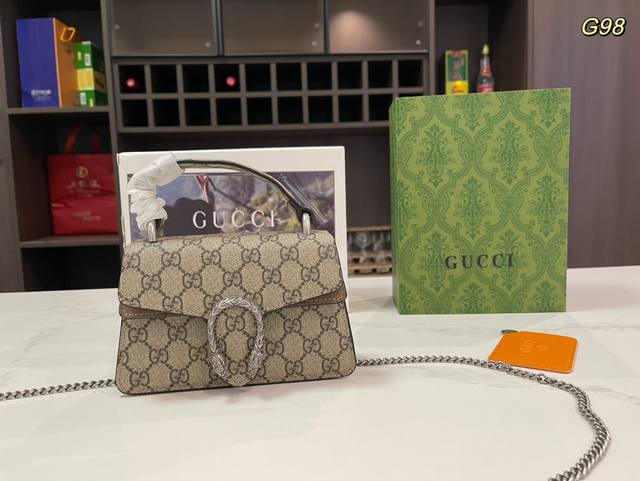 折叠礼盒飞机盒 Size：18*12*6Cm Gucci Mini 手提酒神包 酒神系列一直是gucci家很火热的，很多人都是被它的设计和颜值吸引，特别是包包上