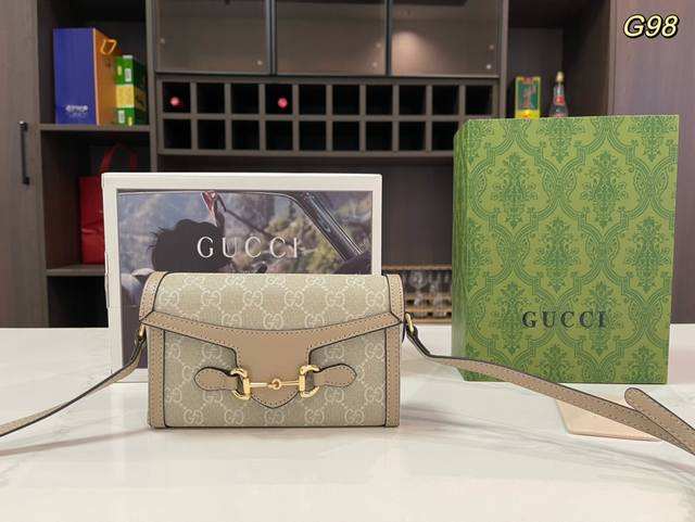 折叠礼盒飞机盒 Size：19*12Cm Gucci 1955 新款相机包 手机包 容量也是可以 我的天哪！太美了吧！ 经典色gucci1955