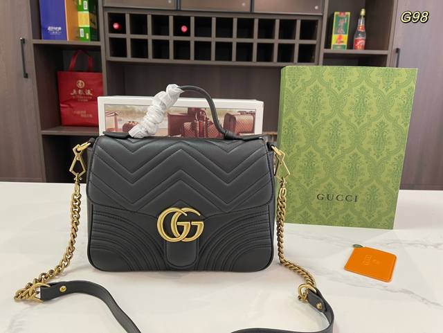 折叠礼盒飞机盒 Size: 26*18Cm Gucci 酷奇 Marmont 马蒙手提邮差包 单肩可斜挎可手拎链条可拆卸 双g 刺绣爱心 牛皮皮质非常有质感，容