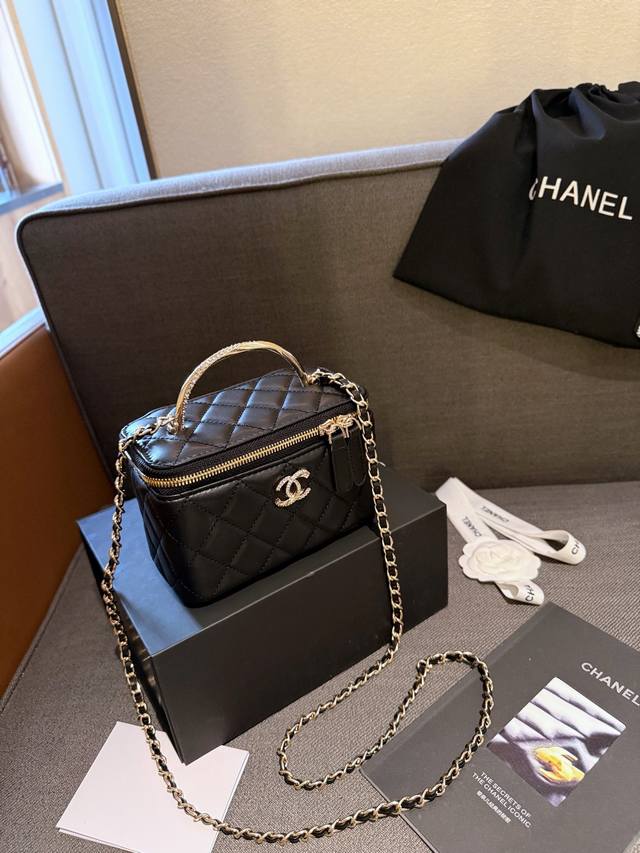 折叠礼盒包装 Chanel 新品 高级镶钻手柄 盒子包 化妆包 小箱子 最近的盒子包系列真的好火，小盒子当然是异常可爱啦。尺寸 18Cm