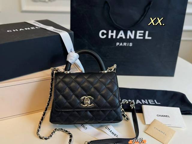 大号 小号 折叠盒 Size：24×14大号 19×13小号 Chanel 香奈儿coco Handle 手提包 包身硬朗挺阔，加上经典的菱格和 双c标志，半圆