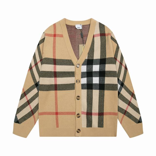 Burberry 巴宝莉。拼色格子开衫经典拼色 全部对色定染含羊毛的棉纱线，柔软亲肤，双层针织很厚实，手感无敌好，拿到手里就能感受出它的质感随便一套就能出门很万