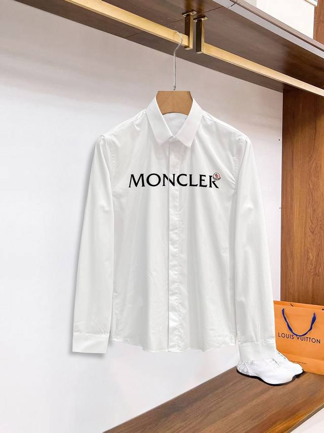 蒙口 Moncler 专柜最新款男士必备款衬衫，100%天然棉，舒服透气，原单狠货，原版面料，柔软舒适，1F上身高端又奢华，足够场面的档次，这款衬衫无不骄傲的让