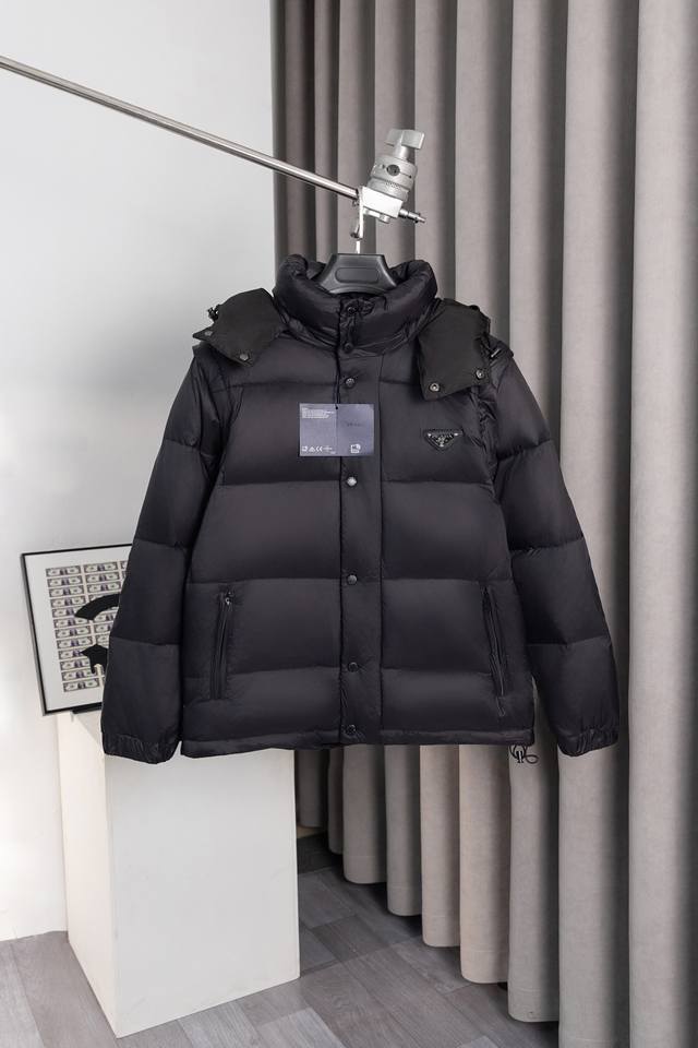 款号：He133 Prada-普拉达连帽拆卸马甲羽绒服 面料采用手感纤维面料，上身舒适体感，内里填充物采用国标90鹅绒填充，充绒量高达450G，蓬松度高，冬季上