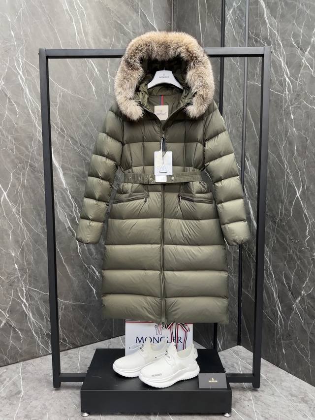 D 羽绒上新moncler Boedic长款女士. 经典狐狸毛领 采用整条芬兰进口狐狸毛领. Boedic长款羽绒结合了考究材质和对细节的关注，隽永优雅的时尚设