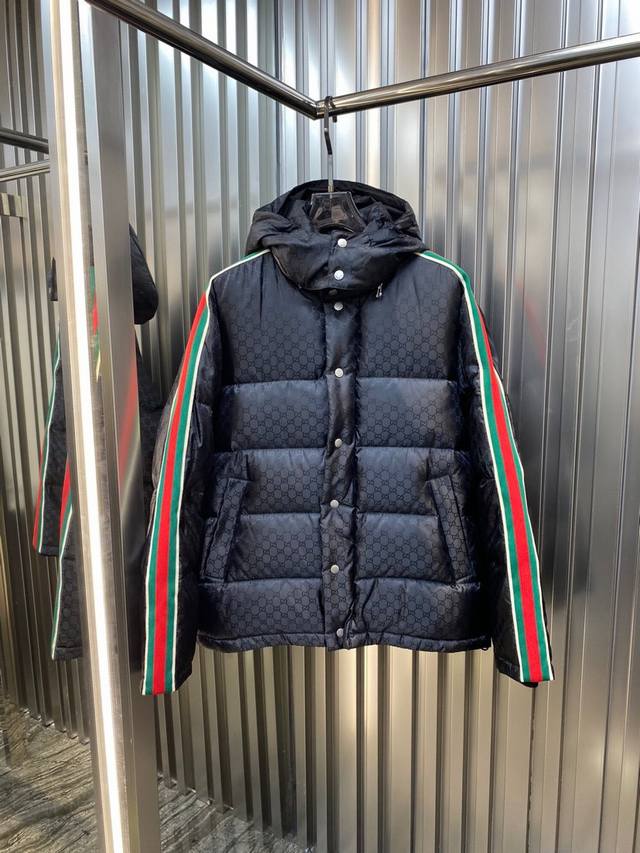 D Gucci 古驰 羽绒服时尚双g撞色拼接织带羽绒服 双g满logo连帽羽绒服 这款拉链羽绒服是焕新推出的配饰和成衣系列中的一款 再生尼龙由可回收利用的缝纫线