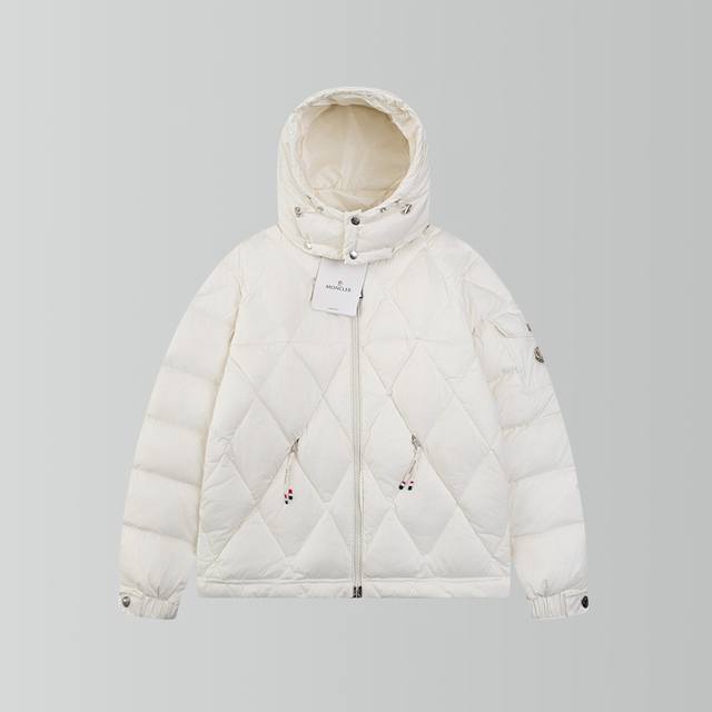 顶级版本 Moncler 蒙口秋冬新品vezere'鹅绒菱形格羽绒服 这款羽绒夹克是基础款保暖单品，此款羽绒服配有兜帽，可根据天气轻松拆卸。夹克廓形和衣袖贴袋向