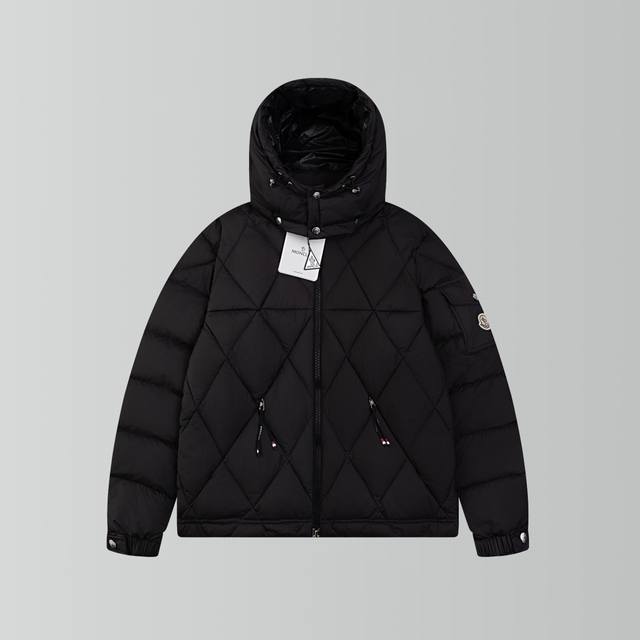 顶级版本 Moncler 蒙口秋冬新品vezere'鹅绒菱形格羽绒服 这款羽绒夹克是基础款保暖单品，此款羽绒服配有兜帽，可根据天气轻松拆卸。夹克廓形和衣袖贴袋向