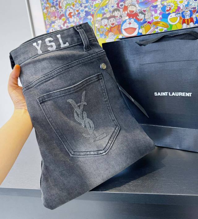 款号：D191 Ysl 新款水洗休闲直筒小脚牛仔裤 海外贸易公司限量订购，欧洲直发，精品稀出数量有限。 采用优质牛仔面料制成，面料含有92%棉加上6.4%涤，还