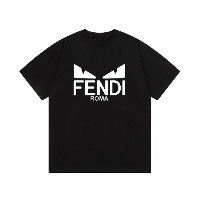 隔天到 Fendi 芬迪 恶魔眼睛字母直喷印花 Logo标识精致升级，灵感源自八十年代复古 原版面料 官方同款 短袖t恤 定制300克同缸染面料 手感非常舒服