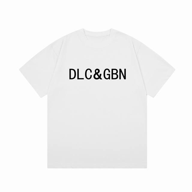 隔天到 Dg 杜嘉班纳 字母徽章直喷印花 Logo标识精致升级，灵感源自八十年代复古 原版面料 官方同款 短袖t恤 定制300克同缸染面料 手感非常舒服 春夏砖