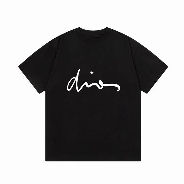 隔天到 Dior 迪奥 艺术签名字母印花 Logo标识精致升级，灵感源自八十年代复古 原版面料 官方同款 短袖t恤 定制300克同缸染面料 手感非常舒服 春夏砖