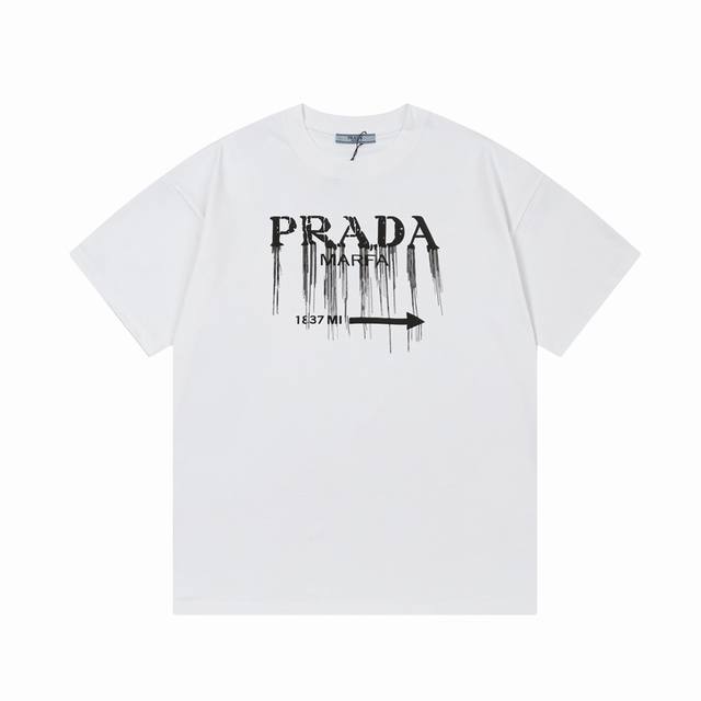 Prada 普拉达 留苏泼墨字母印花 升级，灵感源自八十年代复古 原版面料 官方同款 短袖t恤 定制 同缸染面料 手感非常舒服 春夏最新砖柜同步 时尚又个性 超