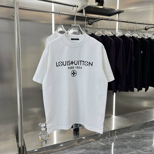 Lv 2024秋冬新款 圆领320G短袖tee 实物很棒男女同款宽松版 尺码s M L Xl Xxl 五个码 黑色 白色