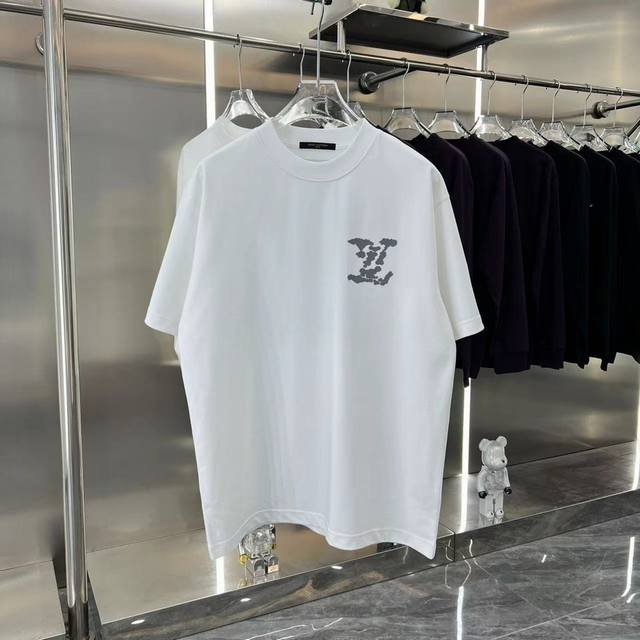 Lv 2025秋冬新款 立体硅胶克短袖 男女同款 S M L Xl Xxl 五个码 黑色 白色 灰色 紫色