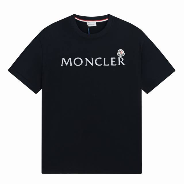 D 23Ss Moncler蒙口 立体压花胸剪徽章短袖t恤 官网同步新款 采用240克双纱面料 颜色：黑色 白色 码数：Xs S M L