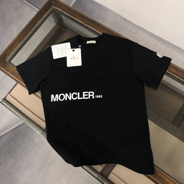 Moncler 蒙口 24Ss夏季新款圆领短袖t恤！270克重磅高端纯棉面料，手感质感都极完美！修身裁剪设计干净利落！时尚又好看！走线做工非常精致！版型效果超赞