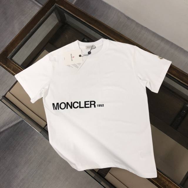 Moncler 蒙口 24Ss夏季新款圆领短袖t恤！270克重磅高端纯棉面料，手感质感都极完美！修身裁剪设计干净利落！时尚又好看！走线做工非常精致！版型效果超赞