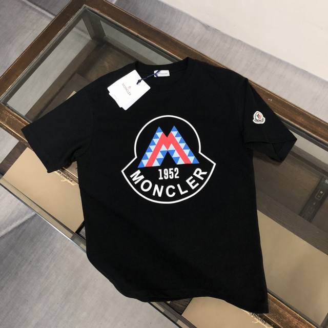 Moncler 蒙口 24Ss夏季新款圆领短袖t恤！270克重磅高端纯棉面料，手感质感都极完美！修身裁剪设计干净利落！时尚又好看！走线做工非常精致！版型效果超赞