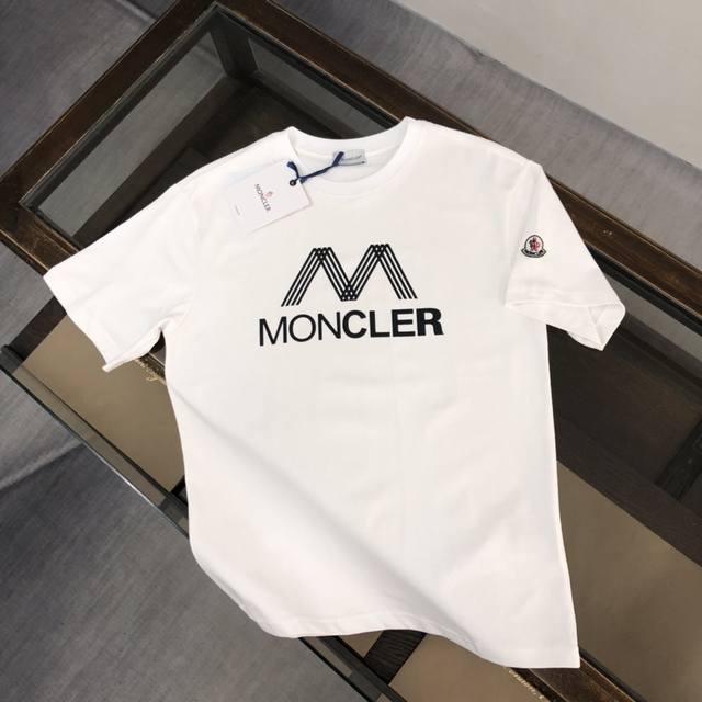 Moncler 蒙口 24Ss夏季新款圆领短袖t恤！270克重磅高端纯棉面料，手感质感都极完美！修身裁剪设计干净利落！时尚又好看！走线做工非常精致！版型效果超赞