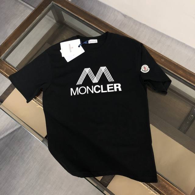 Moncler 蒙口 24Ss夏季新款圆领短袖t恤！270克重磅高端纯棉面料，手感质感都极完美！修身裁剪设计干净利落！时尚又好看！走线做工非常精致！版型效果超赞