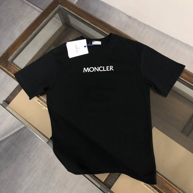 Moncler 蒙口 24Ss夏季新款圆领短袖t恤！270克重磅高端纯棉面料，手感质感都极完美！修身裁剪设计干净利落！时尚又好看！走线做工非常精致！版型效果超赞