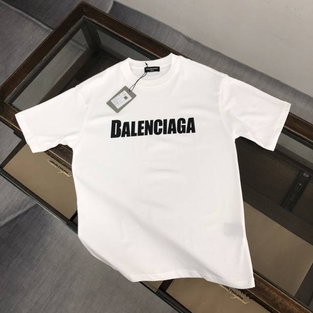 Balenciaga 巴黎世家 24Ss夏季新款圆领短袖t恤！270克重磅高端纯棉面料，手感质感都极完美！修身裁剪设计干净利落！时尚又好看！走线做工非常精致！版