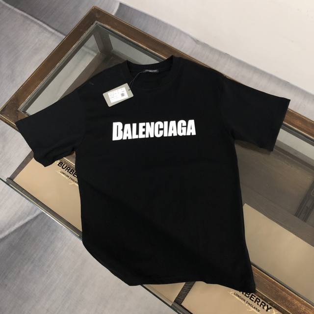 Balenciaga 巴黎世家 24Ss夏季新款圆领短袖t恤！270克重磅高端纯棉面料，手感质感都极完美！修身裁剪设计干净利落！时尚又好看！走线做工非常精致！版