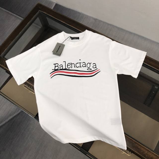 Balenciaga 巴黎世家 24Ss夏季新款圆领短袖t恤！270克重磅高端纯棉面料，手感质感都极完美！修身裁剪设计干净利落！时尚又好看！走线做工非常精致！版