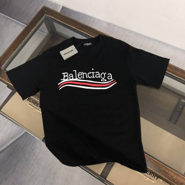 Balenciaga 巴黎世家 24Ss夏季新款圆领短袖t恤！270克重磅高端纯棉面料，手感质感都极完美！修身裁剪设计干净利落！时尚又好看！走线做工非常精致！版