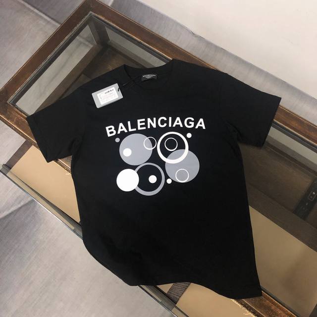 Balenciaga 巴黎世家 24Ss夏季新款圆领短袖t恤！270克重磅高端纯棉面料，手感质感都极完美！修身裁剪设计干净利落！时尚又好看！走线做工非常精致！版