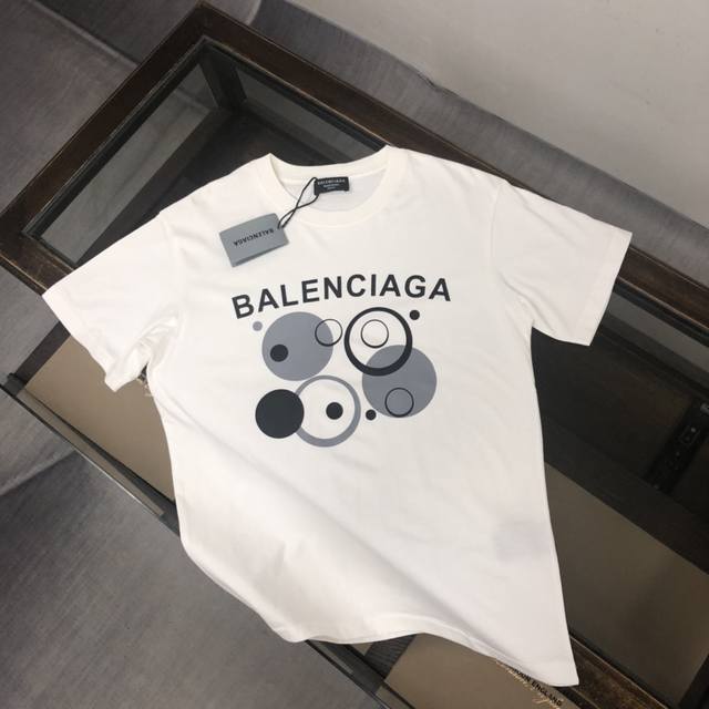 Balenciaga 巴黎世家 24Ss夏季新款圆领短袖t恤！270克重磅高端纯棉面料，手感质感都极完美！修身裁剪设计干净利落！时尚又好看！走线做工非常精致！版