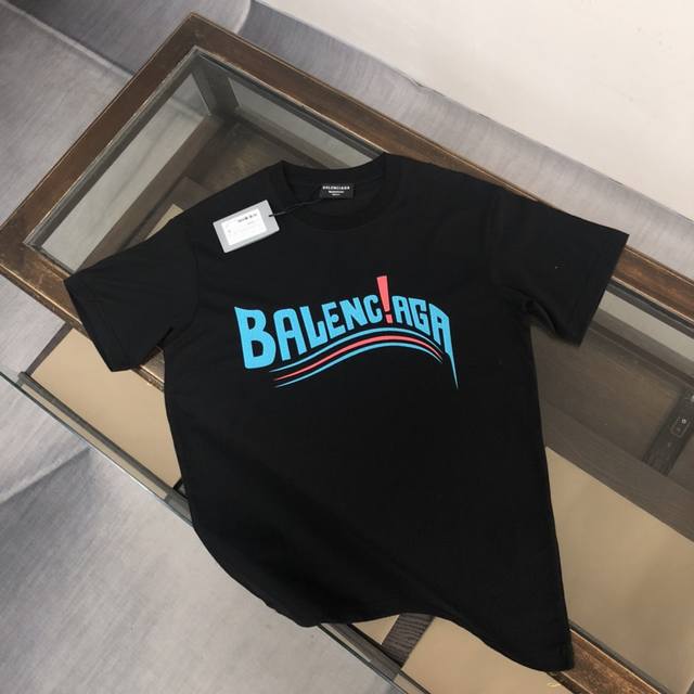 Balenciaga 巴黎世家 24Ss夏季新款圆领短袖t恤！270克重磅高端纯棉面料，手感质感都极完美！修身裁剪设计干净利落！时尚又好看！走线做工非常精致！版