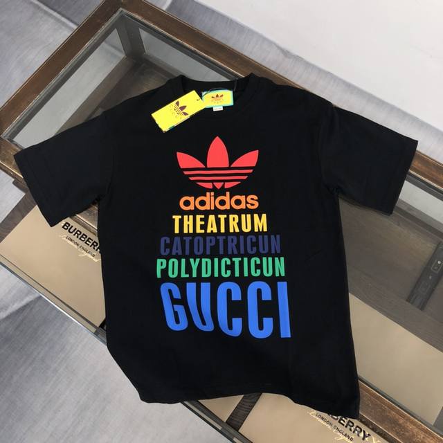 Gucci & Adidas联名 24Ss夏季新款圆领短袖t恤！270克重磅高端纯棉面料，手感质感都极完美！修身裁剪设计干净利落！时尚又好看！走线做工非常精致！