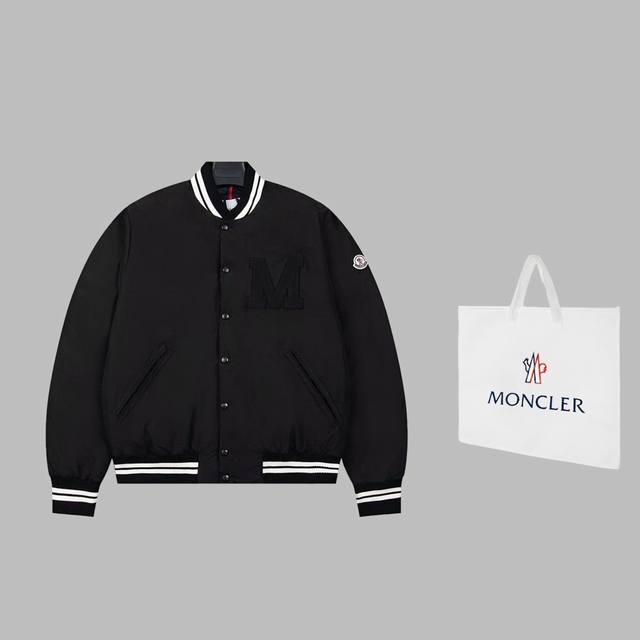 可配手提袋5 Moncler 学院风夹克羽绒服 学院风格与经典棒球夹克的融合，蒙口lateltin羽绒服汲取了学院风格的经典元素，同时结合棒球夹克的经典造型，使