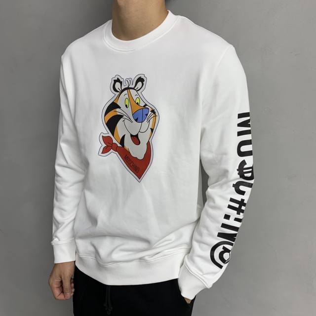 D Moschino 莫斯奇诺 24Ss新款潮流经典卫衣，精致裁剪，高品质工艺！采用定织定染纯棉面料420克左右纯棉卫衣面料！图案进口数码印花工艺，耐穿耐洗久穿