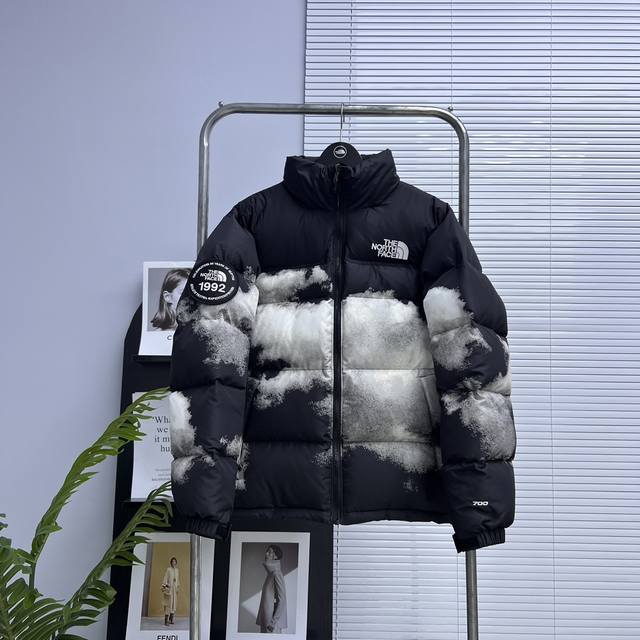 The North Face｜北面云朵系列 黑色云朵 Logo 图案 羽绒服 刺绣采用进口田岛绣花 万针刺绣，采用进口7号针，日本女皇绣线，保证每字饱满工、立体