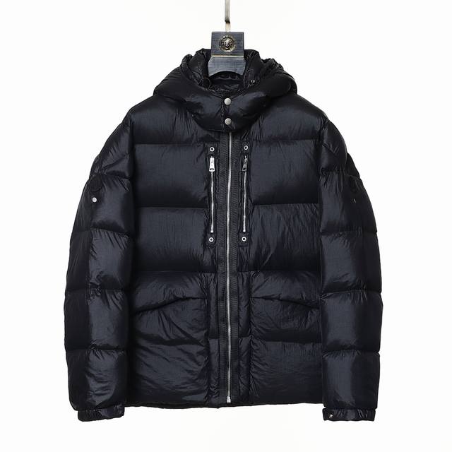 Moncler 蒙口 X 1017 Alyx 9Sm 联名系列白鹅绒连帽羽绒服 Williams兼具先进技术与手工质感的独特风格，极具品牌调性，1017 Aly