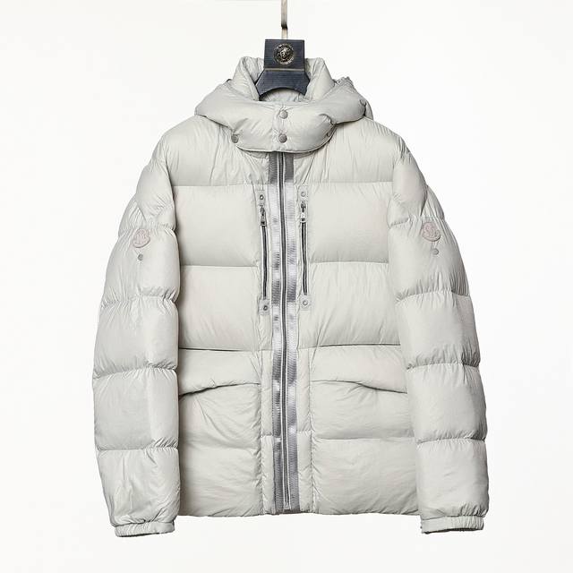 Moncler 蒙口 X 1017 Alyx 9Sm 联名系列白鹅绒连帽羽绒服 Williams兼具先进技术与手工质感的独特风格，极具品牌调性，1017 Aly