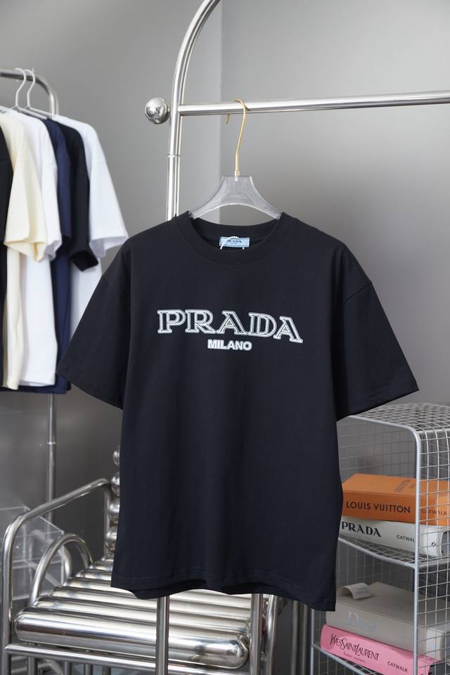 D 普拉达 Prada 25Ss早春新款 经典字母印花短袖 轻奢主义 男女日常通勤穿搭必备单品 正确版本 欢迎对比 详细特征 280克100% 纯棉双纱汗布面料