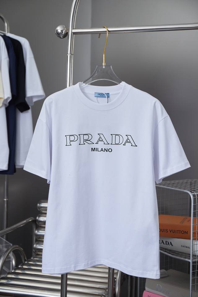 D 普拉达 Prada 25Ss早春新款 经典字母印花短袖 轻奢主义 男女日常通勤穿搭必备单品 正确版本 欢迎对比 详细特征 280克100% 纯棉双纱汗布面料