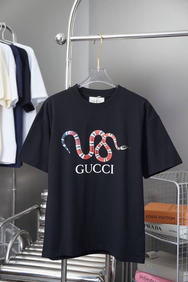 D 古驰 Gucci Gc 25Ss早春新款 蛇年限量款 经典盘蛇纹图案印花短袖 轻奢主义 男女日常通勤穿搭必备单品 正确版本 欢迎对比 详细特征 280克10