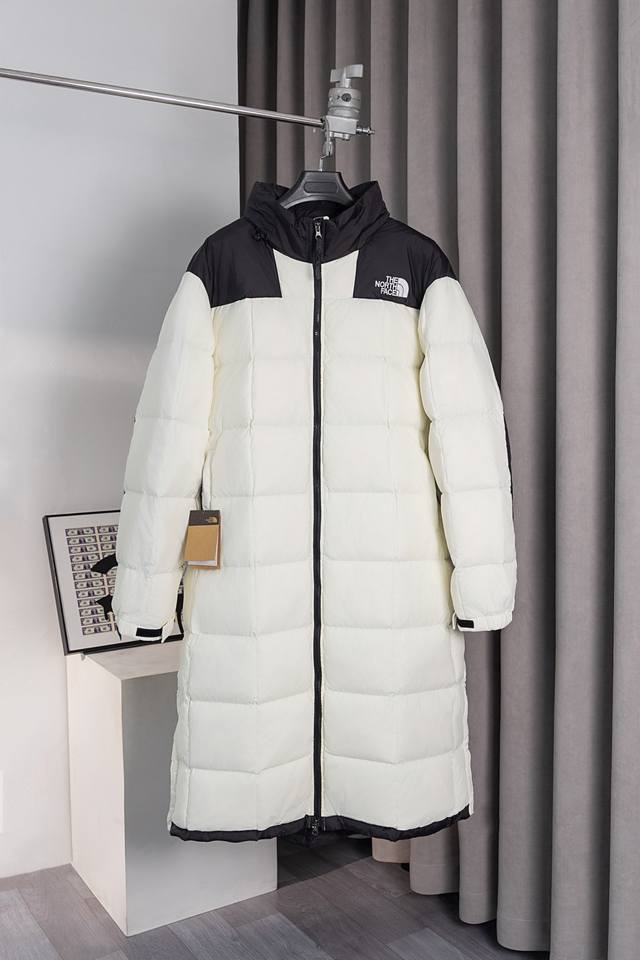 款号：He132 The North Face Tnf北面经典格子长款羽绒服 面料采用聚酯纤维面面料，内里填充物采用90国标白鸭绒填充，充绒量高达500G，上身