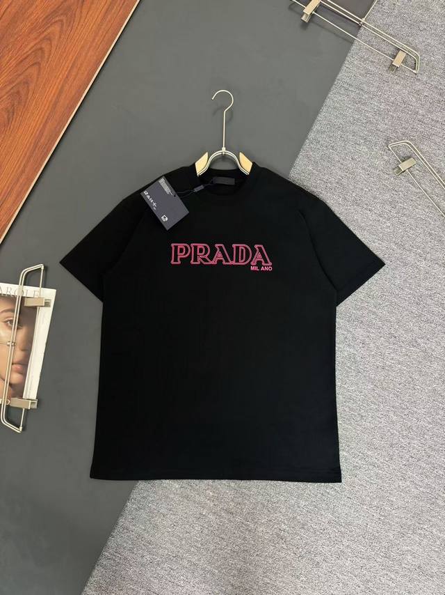 D D Prada *普拉达*320G克重磅纯棉t恤宽松版 高端定制硅胶工艺logo设计 春夏新款圆领时尚短袖t恤 贴肤舒适，耐看又好穿 原厂工艺一丝不苟，休闲