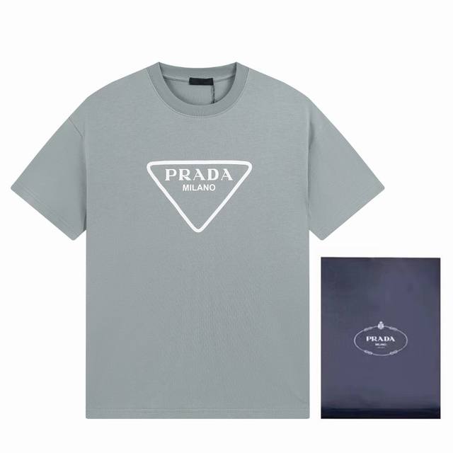 D Prada 普拉达 23Ss Logo印花情侣款t恤短袖 春夏装的限定新配色 非常百搭的高级灰，简简单单，时尚大气 可男可女的百搭通勤款！客供定织高克重24