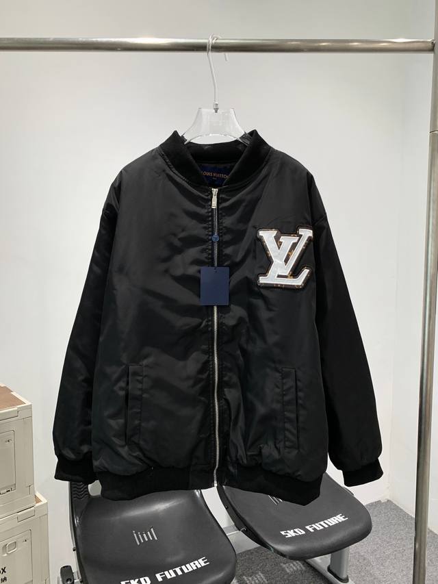 特价 只有s M 款号t152 新款路易威登louis Vuitton 秋冬新款皮标前后大标棉服外套男女款 正面全部面料撞色拼接，前后拼接棉服 浓浓复古风，细品