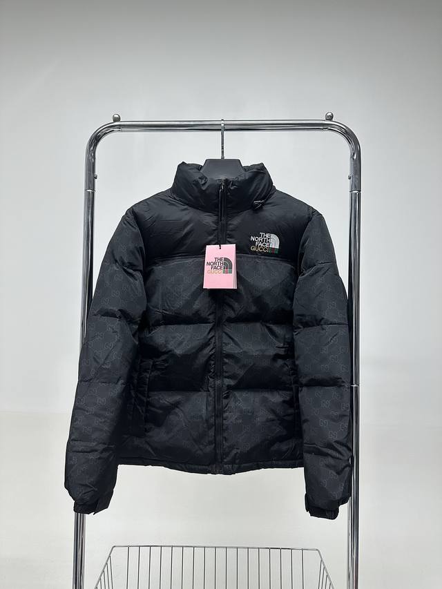 顶级实拍 区别通货 款号dj199168 北面古驰联名老花羽绒服 The North Face 的字面含义为山的最寒冷、最艰难一面。它也是the North F