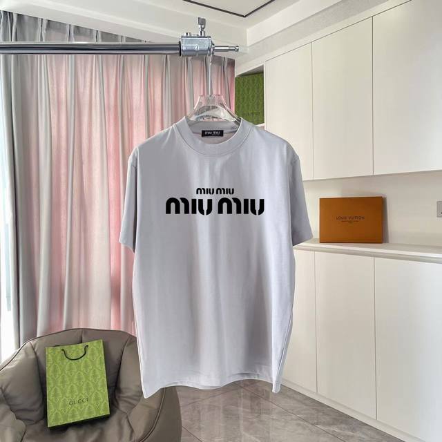 Miu Miu 2025春夏新款 个性字母logo印花 定制面料300G 短袖t恤 男女同款 尺码：S M L Xl Xxl 五个码 颜色：黑色 白色 玫红色